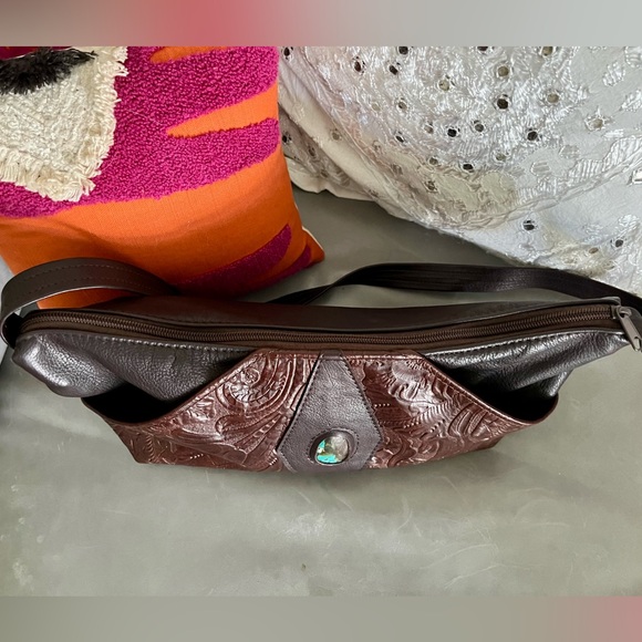 Handmade handbag with tooled leather details and turquoise center stone - Picture 9 of 10